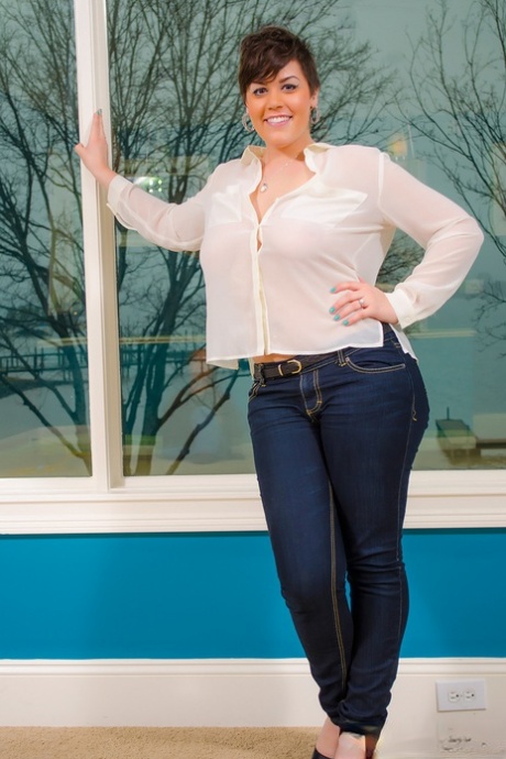 Short haired BBW set her big naturals loose as she strips for the first time 25370740