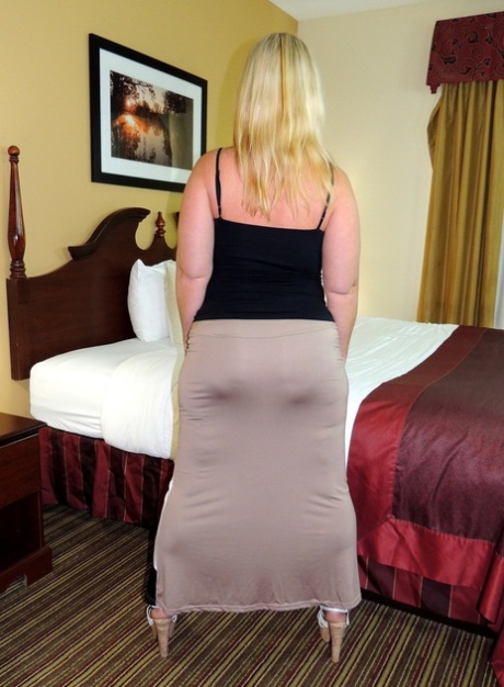 Amateur chick Dee Siren shows her fat ass prior to having sexual intercourse 54350273