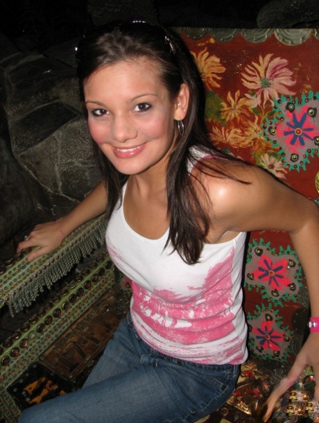 Teen amateur Kate Crush unveils her large tits while taking self shots 61538102