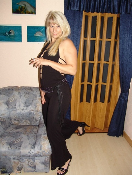 Middle-aged blond amateur Sweet Susi bares saggy tits before touching her twat 57582804