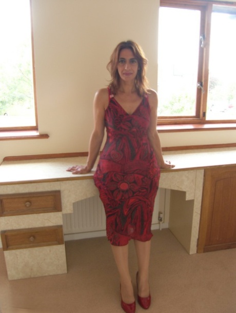 Middle-aged amateur changes into latex slutwear prior to toying her vagina 53066399