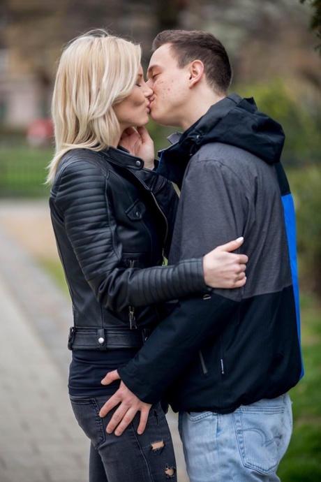 Blonde amateur Zazie Skymm and her guy exchange oral sex before a hard fuck 62731359