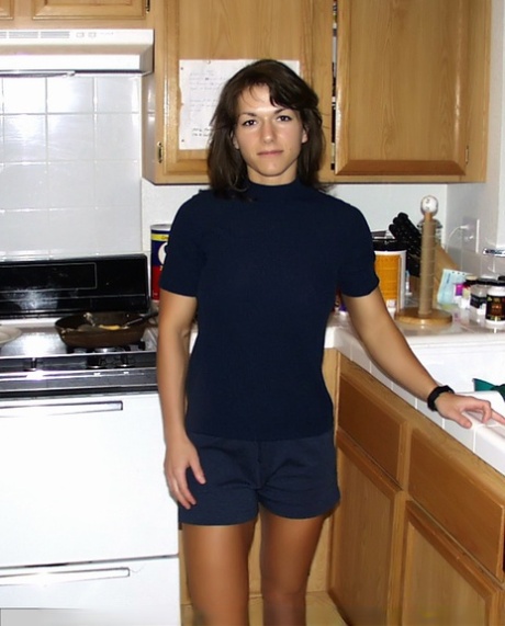 Female bodybuilder Venus does her hair in the bathroom while totally naked 34036840