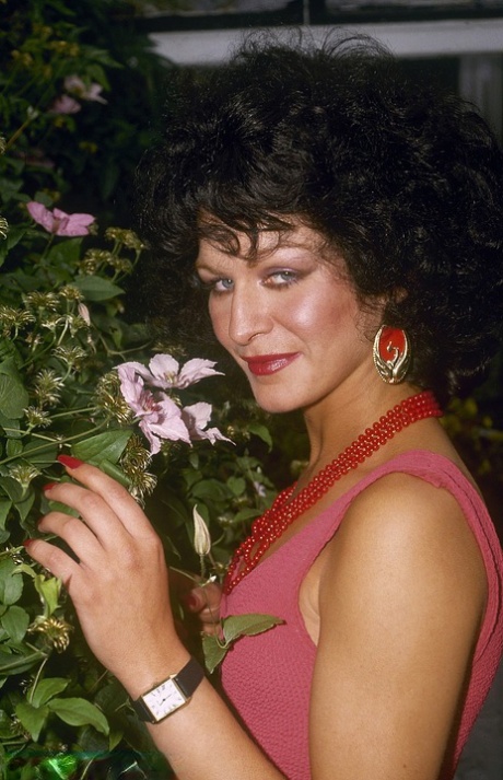 White lady with a 70's afro sucks the sperm from a cock after a hard fuck 54359503