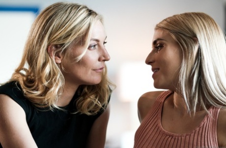 Blonde lesbians Mona Wales & Nikki Peach kiss before and after cunnilingus 91549454