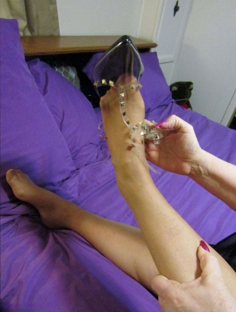 Old woman Bunny Gram shows her hose covered pussy on a bed in pointy shoes 39236755
