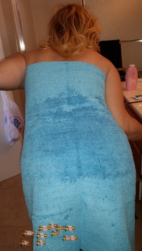 Thick older blond Heavenly Smut masturbates while naked at home 66348842