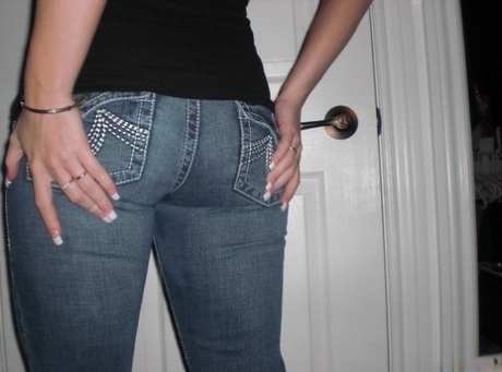 Amateur girl reveals her nice ass and pussy while taking self shots 77391108