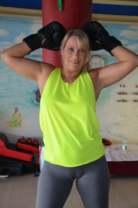 Middle-aged blonde Sweet Susi gets naked after working out with a punching bag 10968230