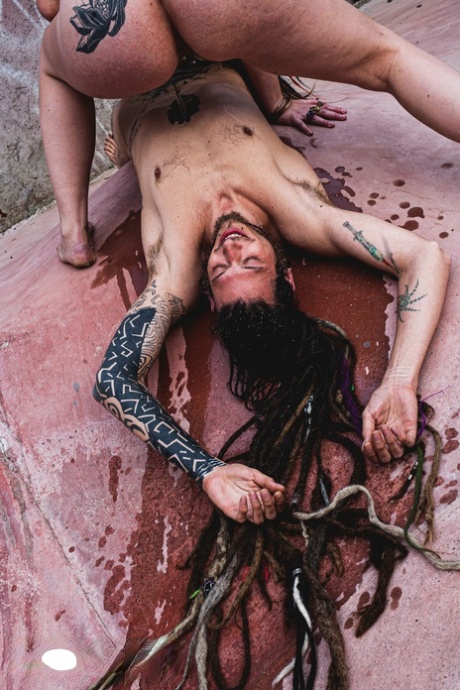 Tattooed girl Kali Peez pisses on her tatted boyfriend at a skate park 45527852