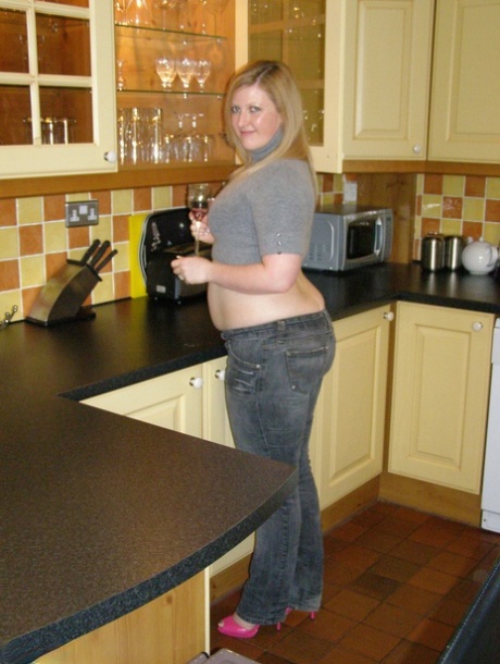 Amateur plumper Samantha exposes her big butt and snatch in the kitchen 58226065