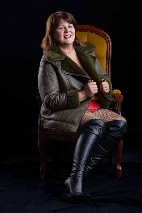 Overweight mature woman Cassandra Uk frees her natural tits from a winter coat 79855652