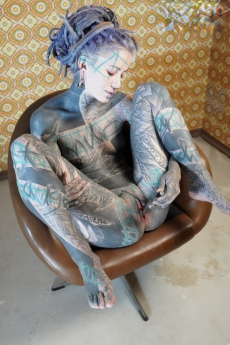 Tattooed girl Anuskatzz pleasures her pussy with a sex machine in her ass 34862143