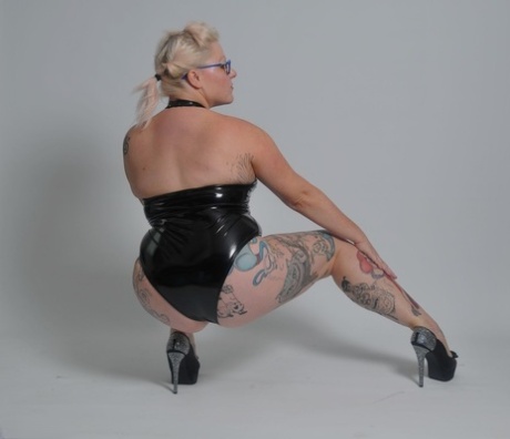 Thick blonde with tattoos Mollie Foxxx changes her outfits during SFW action 63025840
