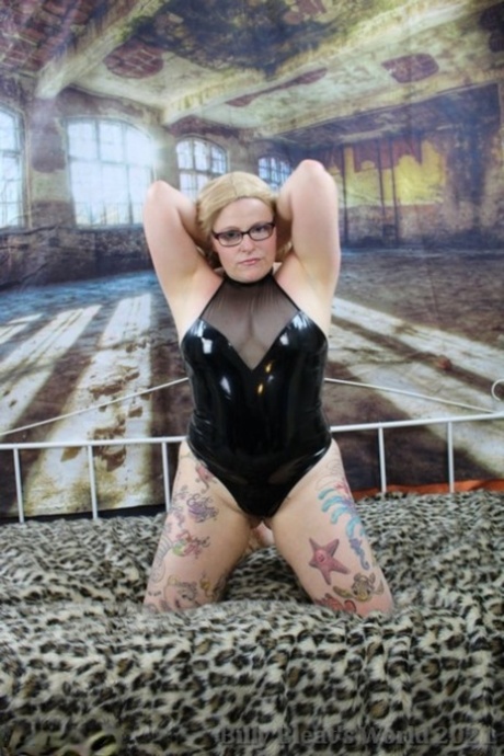 Tattooed British pumper Mollie Foxxx shows her natural tits atop a daybed 43945724