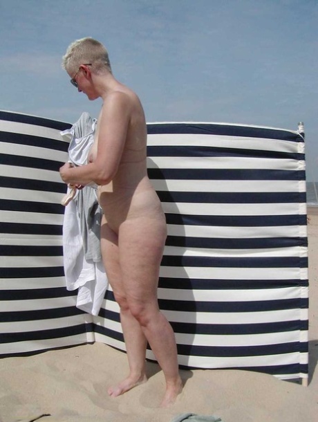 Blonde lady Tiffany Pearl goes nude in shades while at the beach 30781708