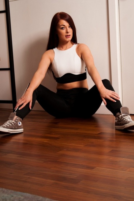 Glamor model Amber Mae slips spandex leggings over her hot ass in sneakers 30366174
