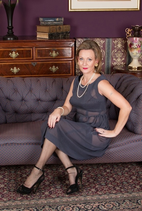 Classy older Huntingdon Smyth spreads her mature pussy in rich surroundings 98665315