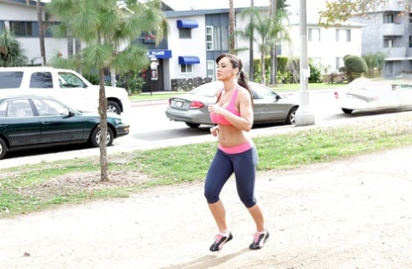 Busty MILF Lisa Ann gets fucked hardcore after morning jogging 95749187