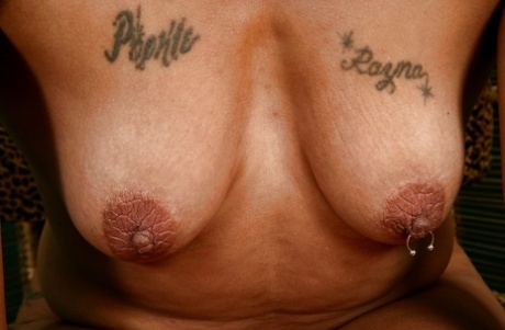 Mature ebony Donni drills her shaved pussy and touches clit! 40999885