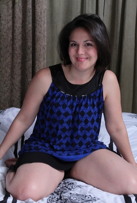 Older plumper Penny Prite unveiling tiny tits before masturbating bald cunt 40122102