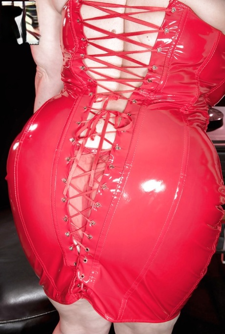 Gorgeous fatty Samantha 38G takes off her fancy red dress to reveal fat pussy 59120304