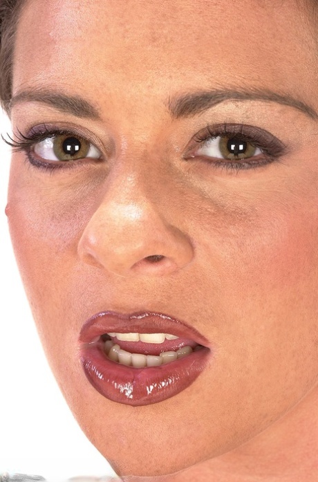 Gorgeous woman Linsey Dawn McKenzie shows her puffy nipples and trimmed cunt 32668820