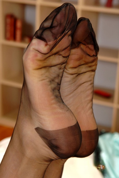 Sexy solo girl Cherry Jul removes RHT nylons from her sexy legs and feet 34071502